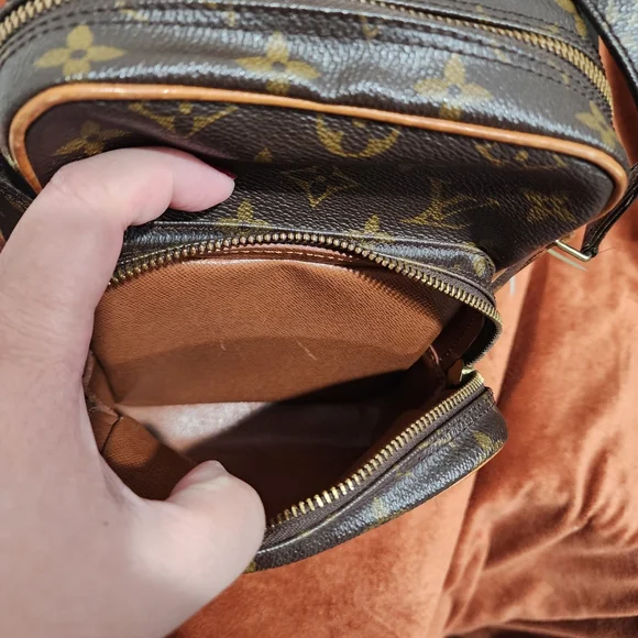 Authentic Louis Vuitton Amazone Crossbody bag - Picture 8 of 12